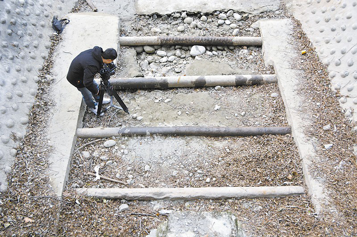 都江堰内江截流后,埋藏在凤栖窝的4根卧铁露出真容.