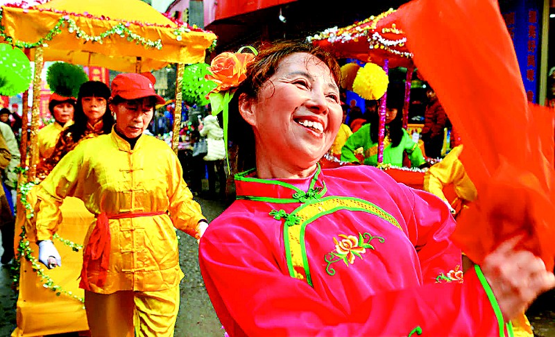 华蓥市庆华镇民间艺人在街头表演民俗文艺节目.(周松林 摄)