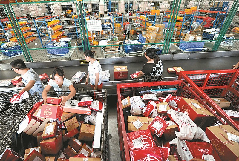 京东成都市郫县仓库,工人正在将商品分装准备运送.(记者 何海洋 摄)