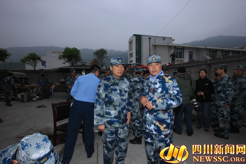 地震发生当天晚上,成都军区空军副参谋长蔡伟素向部队部署抗震救灾