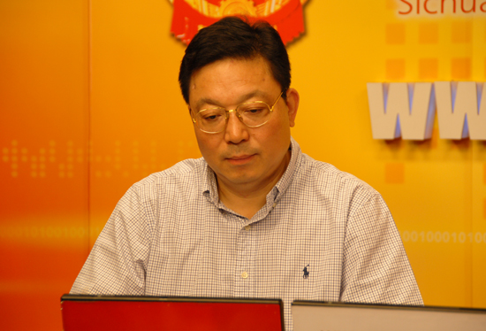 窦维平认真浏览网友提问