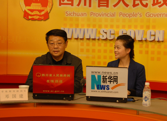邓国建与主持人进行交流